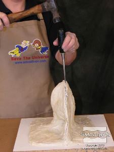 לחיצה להגדלת תמונה לאחר שהחומר מתמצק, מסירים את עודף נייר האלומינים. בעזרת פטיש ומברג, מפרידים בין שני חצאי מעיל התמיכה. פותחים את מעיל התמיכה בעדינות ומפרידים אותו מהמודל ומלוח הבסיס.