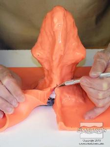 לחיצה להגדלת תמונה בעזרת סכין חד, חותכים בזהירות את תבנית הגומי סיליקון Rebound 25 לאורך קו התפר המעובה מלמטה למעלה.