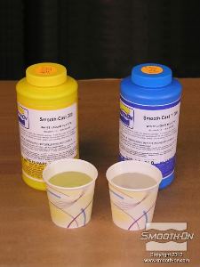 לחיצה להגדלת תמונה מודדים כמות שווה של בסיס ומקשה (לפי נפח) של פלסטיק פוליאוריטן קשיח ליציקה Smooth Cast® 300.