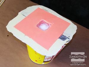 לחיצה להגדלת תמונה מניחים לפוליאוריתן Smooth Cast® 300 להתמצק במשך לפחות 20 דקות. אזהרה: פוליאורתן Smooth Cast® 300 מתחממם מאוד! מניחים לו להתקרר מספיק לפני שחולצים אותו.