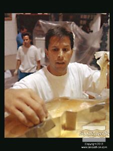 לחיצה להגדלת תמונה אמנים מחברת Clifton Sheely Co מתחילים את ההכנות להכנת תבנית. הם מכינים את מודל הסוס הזהוב לתהליך ע