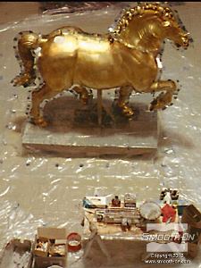 לחיצה להגדלת תמונה לאחר מכן, אוטמים את המדל עם חומר שלאק (Shellac) ומרססים עליו חומר הפרדה. מודדים ומערבבים את הגומי למריחה Brush on 40 של חברת Smooth-On.