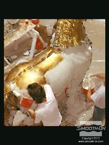 לחיצה להגדלת תמונה מערבבים ומורחים את הפוליאוריתן למריחה . מוסיפים לגומי חומר מסמיך URE FILL 11 וכך הוא נעשה זמין למריחה.