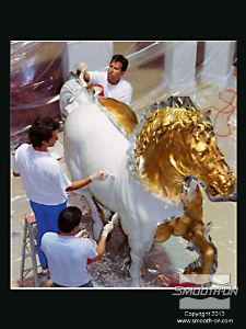 לחיצה להגדלת תמונה היכלות לשלוט בצמיגות החומר בקלות ובמדוייק היא רק אחת הסיבות שמיצרי תבניות בכל העולם בוחרים במוצרי האיכות של חברת Smooth-On.