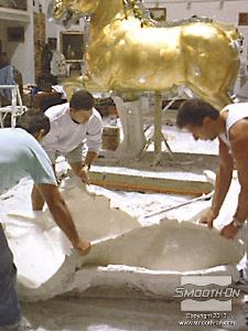 לחיצה להגדלת תמונה מסדרים את חלקי תבנית הגומי בחלקי מעיל התמיכה. יש התאמה מצויינת בין חלקי התבנית לחלקי המעיל.