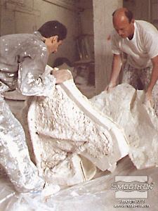 לחיצה להגדלת תמונה חליצה של יציקת גבס של ראש הפסל, מפרידים ומורידים את שני חצאי מעיל התמיכה.