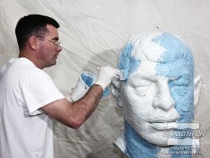 לחיצה להגדלת תמונה מורחים את השכבה השניה רק לאחר שהראשונה נעשית דביקה (Tacky). מוסיפים  לשכבה שניה פיגמנט כדי שיהיה קל להבחין באזורים לא מכוסים.