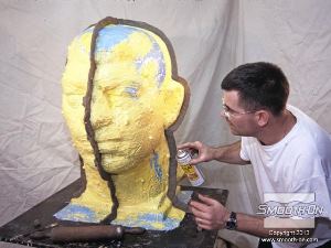 לחיצה להגדלת תמונה מכינים קירות הפרדה מחימר על המודל. מרססים הרבה חומר הפרדה על המודל ועל קירות ההפרדה לפני שמתחילים בהכנת מעיל התמיכה.