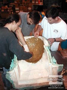 לחיצה להגדלת תמונה מערבבים את מרכיבי ה פוליאוריתן שקוף ליציקה Smooth-Cast® 325 עם אבקת פליז ומורחים על כל חצי תבנית (ג'לקוט).