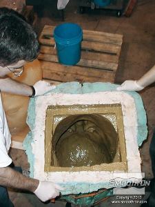 לחיצה להגדלת תמונה מורחים עוד פוליאוריתן Smooth-Cast® 325 בתוך התבנית, בעיקר באזור התפר של שני החצאים, לקבלת מעטפת חומר עם אפקט מתכתי (Skin). לאחר מכן, מבצעים יציקה בסיבוב (Rotocasting) כדי להוסיף תמיכה למעטפת.