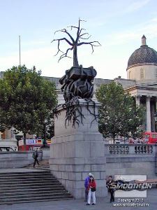 לחיצה להגדלת תמונה לפני הפסל של גברת וייטריד, העמוד הרביעי הציג פסל של 'עץ הדעת'. החזון של גברת וייטריד היה ליצור יציקה הפוכה ושקופה של העמוד הרביעי עצמו.