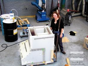 לחיצה להגדלת תמונה האמנית, רייצ'ל וייטריד, עומדת ליד התבנית שבה השתמשו לייצר דגם מוקטן של היציקה.