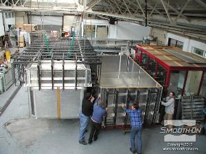 לחיצה להגדלת תמונה העבודה נעשתה בMicheal Smith Studios בלונדון. יוצרו שתי תבניות אלומיניום ענקיות, כל אחת עם תבנית חיצונית וליבה פנימית.