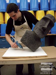 לחיצה להגדלת תמונה מתחילים בהדבקת המודל המקורי ללוח בסיס בעזרת דבק חם.