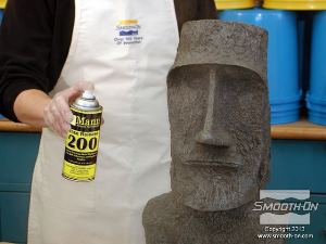 לחיצה להגדלת תמונה מרססים על המודל המקורי חומר הפרדה לתבניות סיליקון Ease Release® 200 כדי להקל על חליצת המודל מתבנית הסיליקון Dragon Skin® 10 FAST.