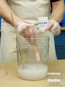 לחיצה להגדלת תמונה מוסיפים למקשה פיגמנט לסיליקון Silc-Pig בצבע עור. סיליקון Dragon Skin® 10 FAST הוא יחסית שקוף ולכן צובעים אותו כדי להבטיח כיסוי טוב של המודל.