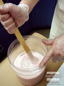 לחיצה להגדלת תמונה מערבבים את הבסיס והמקשה ביסודיות עד שמתקבלת תערובת בצבע אחיד לגמרי. יש להקפיד לגרד את החומר מתחתית המיכל ומצדדיו בזמן הערבוב.