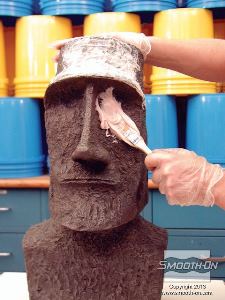 לחיצה להגדלת תמונה מורחים את הסיליקון Dragon Skin® 10 FAST הסמיך על המודל המקורי.