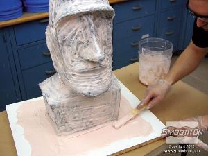 לחיצה להגדלת תמונה מורחים את הסיליקון Dragon Skin® 10 FAST הסמיך על כל המודל, גם על לוח הבסיס, כדי ליצור פלאנג' (Flange - בסיס רחב לתבנית הסיליקון שיעזור בנעילתה במעיל התמיכה בהמשך) עד מרחק של כ8 ס