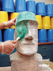 לחיצה להגדלת תמונה מורחים את שכבת הסיליקון Dragon Skin® 10 FAST הסמיך השניה.