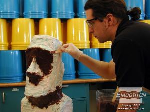 לחיצה להגדלת תמונה מחליקים את קצוות השכבה הסמיכה כך שהסיליקון Dragon Skin® 10 FAST ישתלב עם שאר התבנית.