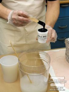 לחיצה להגדלת תמונה מכינים עוד מנה של סיליקון Dragon Skin® 10 FAST  עם פיגמנט Silc-Pig ירוק.