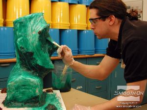 לחיצה להגדלת תמונה מטרת  שכבת הסיליקון Dragon Skin® 10 FAST הרביעית היא לעבות את התבנית ו'להחליק' את הסיליקון על המודל כך שהתבנית שתתקבל תהיה בעובי אחיד.