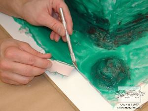 לחיצה להגדלת תמונה חותכים את עודפי החומר מהפלאנג' לפני שמתחילים להכין את מעיל התמיכה.