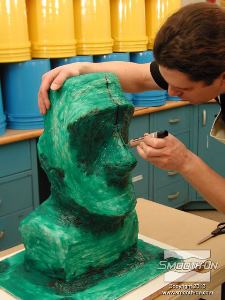 לחיצה להגדלת תמונה התבנית למודל זה זקוקה למעיל תמיכה המורכב מיותר משני חלקים. מתחילים את התהליך בתתכנון קווי ההפרדה בין חלקי המעיל כך שלא תיווצר נעילה מכאנית של המודל.