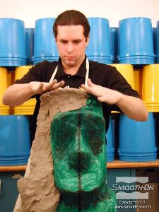 לחיצה להגדלת תמונה מתחילים בבנית קיר החימר כדי להפריד את חלק 1 (גב המודל) מהחלקים האחרים.