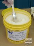 מעיל התמיכה יהיה עשוי מפוליאוריתן קשיח Plasti-Paste, שהוא חומר מאוד דביק. לכן, לפני הכנת מעיל התמיכה חשוב למרוח חומר הפרדה על בסיס וקס Sonite Wax על כל משטחי המודל ומחיצת החימר שבהם יגע הפוליאוריתן.