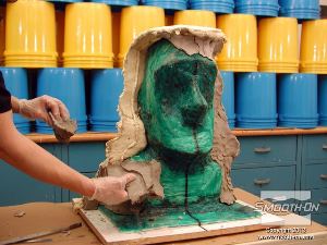 לחיצה להגדלת תמונה לאחר שחלק מעיל התמיכה הראשון התמצק לחלוטין, מסירים את קיר החימר.