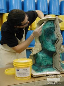 לחיצה להגדלת תמונה מורחים על כל המשטחים במודל ובקיר החימר חומר הפרדה Sonite Wax כדי למנוע מהפוליאוריתן Plasti-paste להדבק לעצמו.