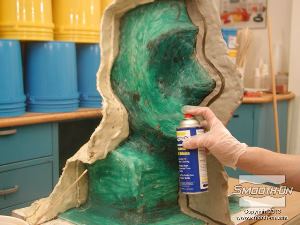 לחיצה להגדלת תמונה מרססים גם שכבה אחידה של חומר הפרדה Universal על כל המשטחים שיבואו במגע עם הפוליאוריתן Plasti Paste.