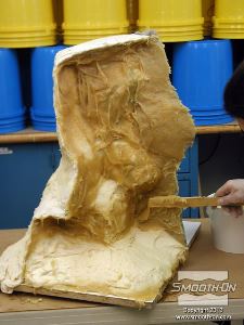 לחיצה להגדלת תמונה ממשיכים למרוח את הפוליאוריתן Plasti-Paste עד שמתקבל עובי של 1 ס