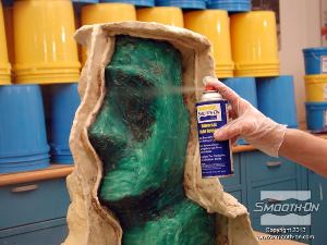 לחיצה להגדלת תמונה מרססים גם שכבה אחידה של חומר הפרדה סיליקוני Universal על כל המשטחים שיבואו במגע עם הפוליאוריתן Plasti Paste.