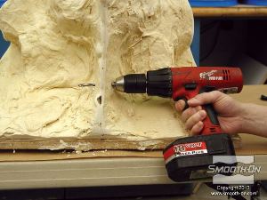 לחיצה להגדלת תמונה ניתן להשתמש בברגים כדי לנעול את חלקי מעיל התמיכה אחד לשני. מתחילים בקדיחת חורים בין החלקים.