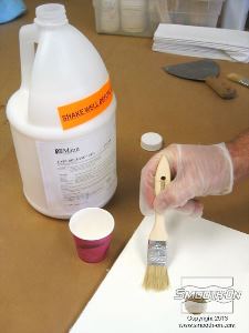 לחיצה להגדלת תמונה קודחים מעט חורים בלוח המכסה כדי לאפשר למעט חומר לצאת וכך לשחרר מעט את הלחץ. חשוב: מורחים שכבה נדיבה של חומר הפרדה על בסיס וקס נוזלי Ease Release® 2831 על לוח המכסה (גם לתוך החורים בו) כדי לאפשר את שחרור קצף הפוליאוריתן מלוח המלאמין.