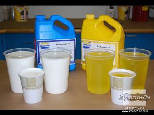 לחיצה להגדלת תמונה מודדים את מרכיבי ה קצף הפוליאוריתן הגמיש FlexFoam-iT® X ביחס ערבוב של 1:1 לפי נפח.