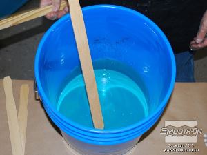 לחיצה להגדלת תמונה מערבבים ביסודיות את המקשה ופיגמנט לפוליאוריטן הSO-Strong עד שמתקבל צבע אחיד ורק לאחר מכן מוסיפים למיכל הערבוב את גם את הבסיס.