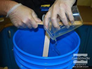 לחיצה להגדלת תמונה מוסיפים למקשה הצבוע את הבסיס.