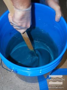 לחיצה להגדלת תמונה מערבבים במהירות אך ביסודיות את מרכיבי ה קצף פוליאוריטן הגמיש FlexFoam-iT® X. מגרדים את החומר מתחתית ומצדדיו של מיכל הערבוב. תזכורת חשובה: זמן העבודה של קצף FlexFoam-iT® X הוא 50 שניותFlexFoam-iT® X ולכן חשוב לעבוד מהר!