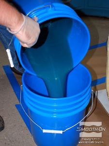 לחיצה להגדלת תמונה עבור תוצאות אידאליות מבצעים ערבוב כפול. מתחילים בהעברת התערובת למיכל שני.