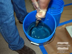 לחיצה להגדלת תמונה ממשיכים לערבב במיכל השני עד שצבע תערובת הפוליאוריתן FlexFoam-iT® X אחיד לגמרי.