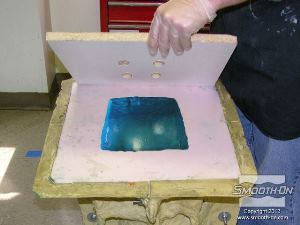 לחיצה להגדלת תמונה מכסים את פתח התבנית בלוח המכסה שהוכן מראש.