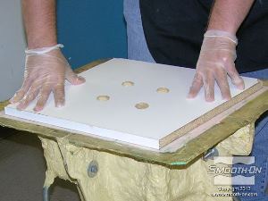 לחיצה להגדלת תמונה ממקמים את לוח הבסיס מעל מרכז חלל התבנית ולוחצים אותו כדי לספק לחץ נגדי לקצף העולה שעלול להזיז את המכסה ממקומו. במקרה שצפוי לחץ חזק במיוחד מומלץ לנעול את לוח המכסה בעזרת רצועות.