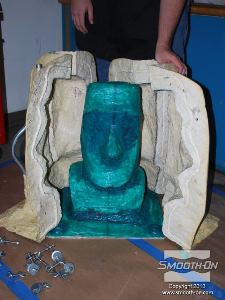 לחיצה להגדלת תמונה לאחר כשעתיים  ה פוליאוריתן מוקצף גמיש FlexFoam-iT® X מתמצק לגמרי. כעת אפשר לחלות את היציקה מהתבנית. מתחילים בפתיחת הברגים שנועלים את חלקי מעיל התמיכה.