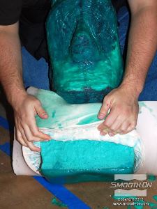 לחיצה להגדלת תמונה מתחילים בהסרת תבנית הסיליקון Dragon Skin 10 Fast מהיציקה ע