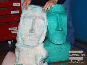 לחיצה להגדלת תמונה בסופו של דבר הופכים לגמרי את תבנית הסיליקון הרך Dragon Skin 10 Fast כדי לחלוץ את יציקת קצף הפוליאוריתן הגמיש FlexFoam-iT® X. סיליקון Dragon Skin הוא אחד מסוגי הסיליקון היחידים שהם גם חזקים מספיק וגם גמישים מספיק כדי לשמש בסוג חליצה כזה (בו הופכים את התבני