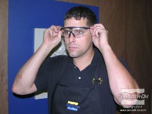 לחיצה להגדלת תמונה בטיחות בעבודה: כשעובדים עם חומרים להכנת תבניות יש להרכיב משקפי מגן.